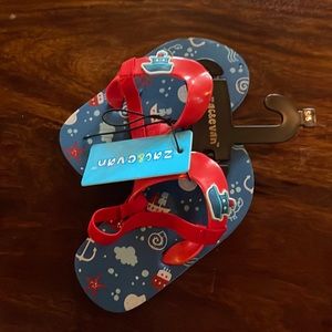 🎉HP🎉NWT Flip Flops size 5/6